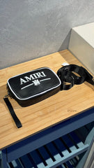 BOLSO CARRIEL MULTIMARCA AMIRI LETRA BLANCA
