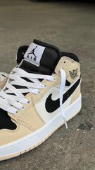 JORDAN RETRO 1 BEIGE NEGRO BLANCO