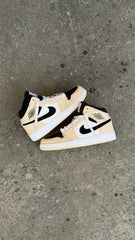 JORDAN RETRO 1 BEIGE NEGRO BLANCO