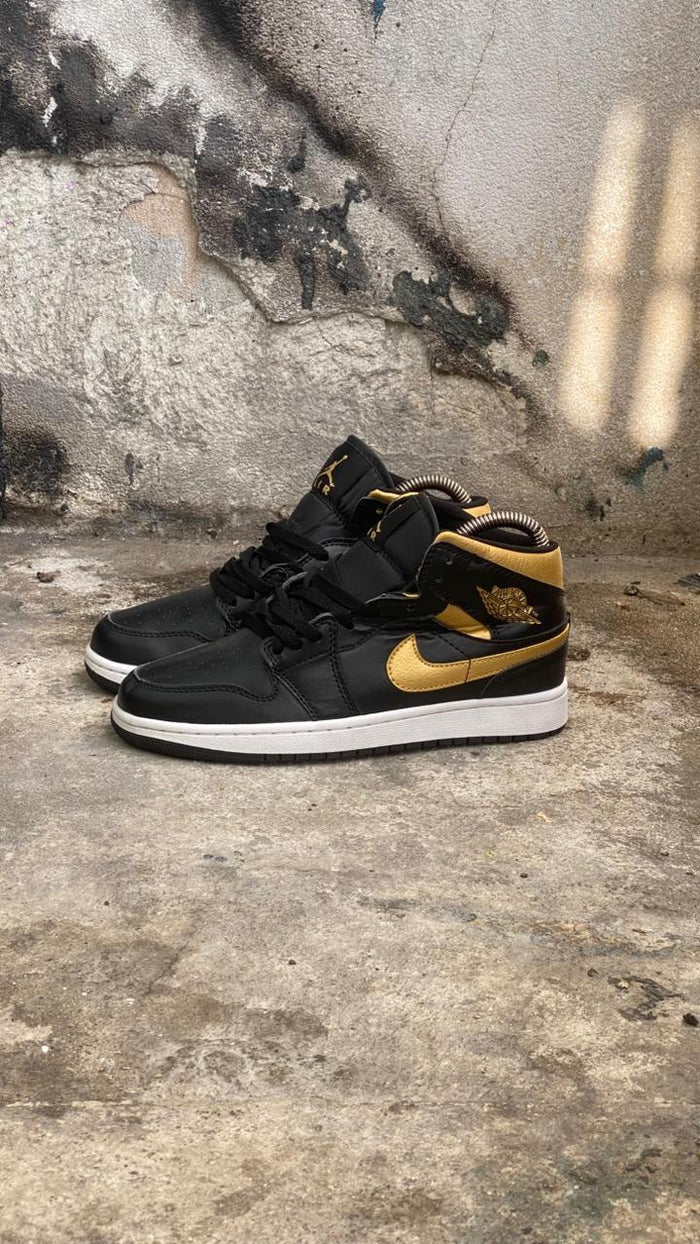 JORDAN RETRO 1 NEGRO DORADO