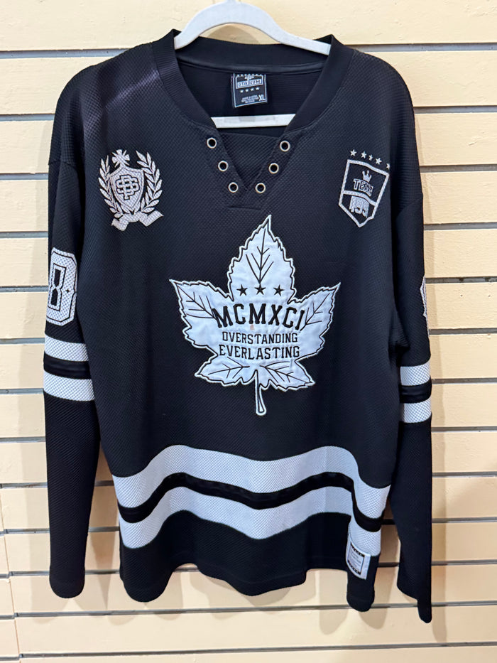 Black Stadium MCMXCI hockey jersey sir xl "Overstanding Everlasting" on the front.