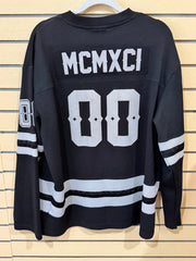 Black Stadium MCMXCI hockey jersey sir xl "Overstanding Everlasting" on the front.