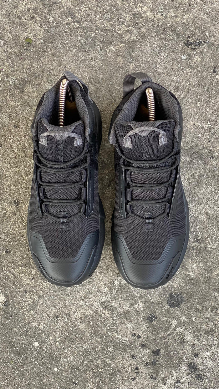 BOTA UNDER ARMOUR NEGRA CABALLERO