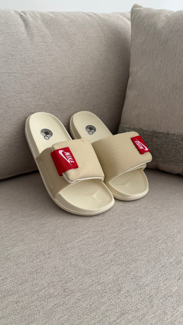 NIKE CHANCLA PANTUFLA BEIGE