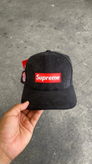 GORRA SUPREME NEW ERA NEGRO ROJO