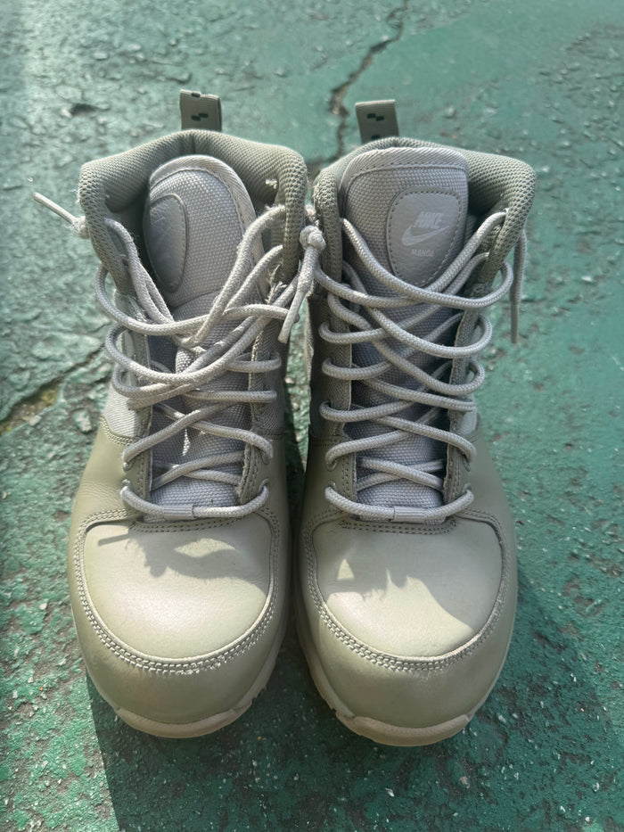 Nike Manoa gs dark stucco color way size 5 youth