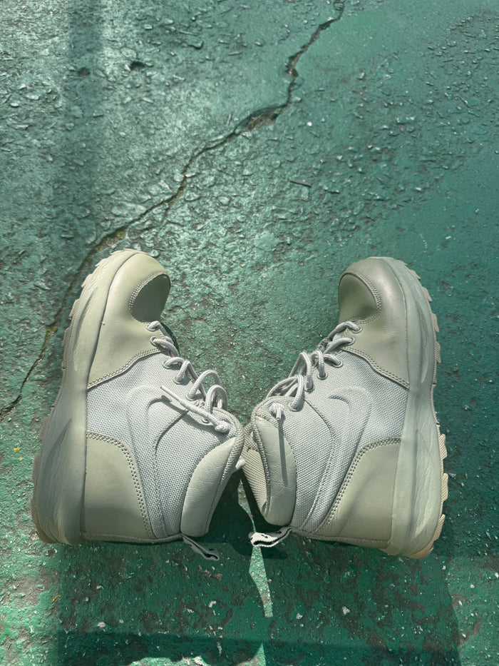 Nike Manoa gs dark stucco color way size 5 youth