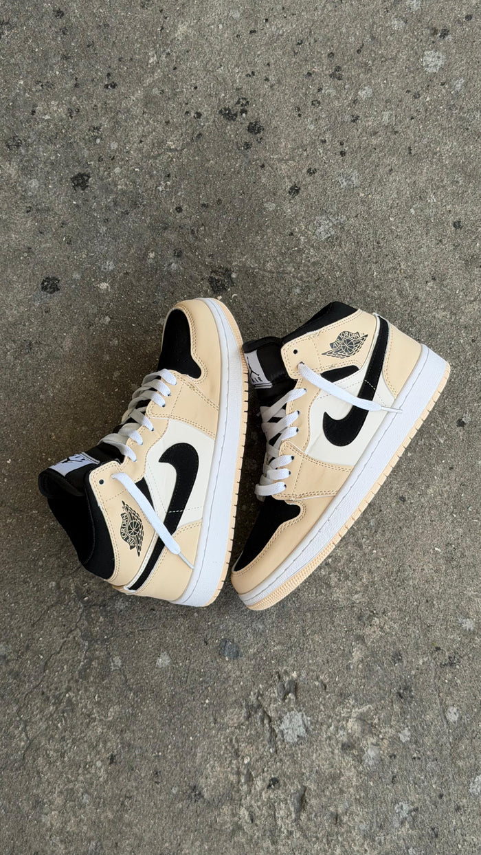 JORDAN RETRO 1 BEIGE  NEGRO BLANCO