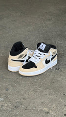 JORDAN RETRO 1 BEIGE  NEGRO BLANCO
