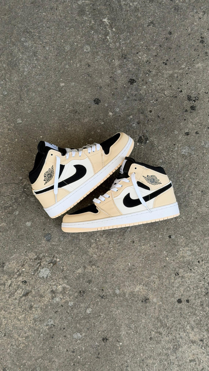 JORDAN RETRO 1 BEIGE  NEGRO BLANCO