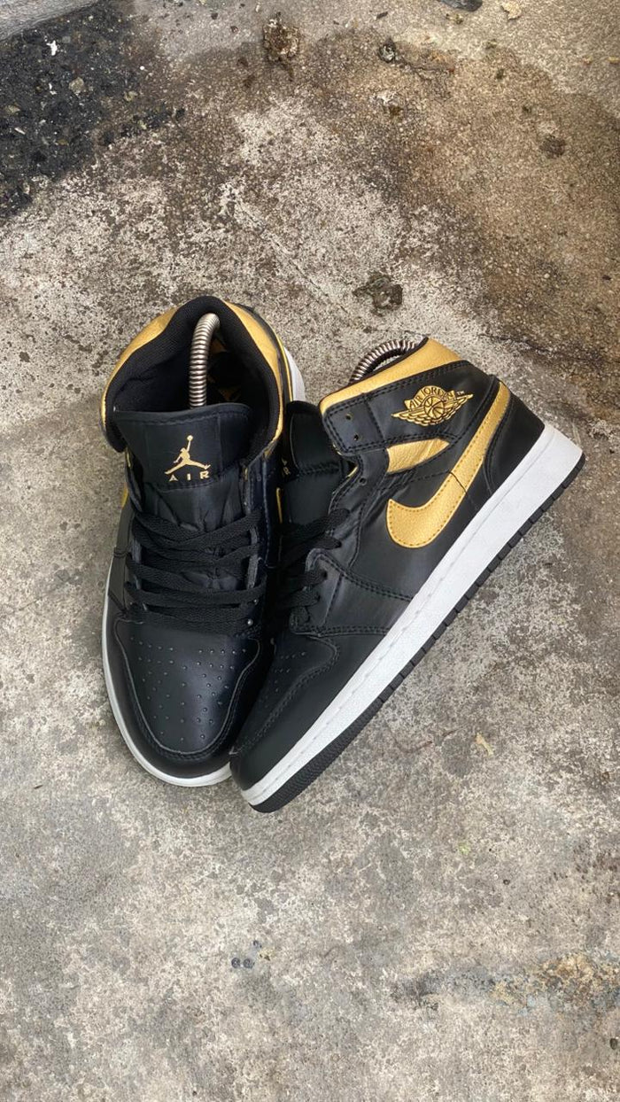 JORDAN RETRO 1 NEGRO DORADO