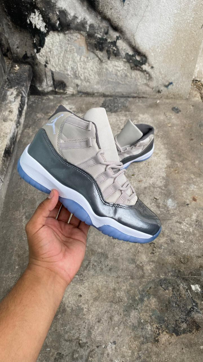 JORDAN RETRO 11 GRIS CHAROL BLANCO