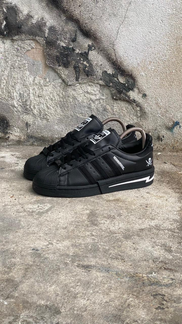 ADIDAS SUPER STAR NEIGHBORHOOD NEGRO LINEA BLANCA