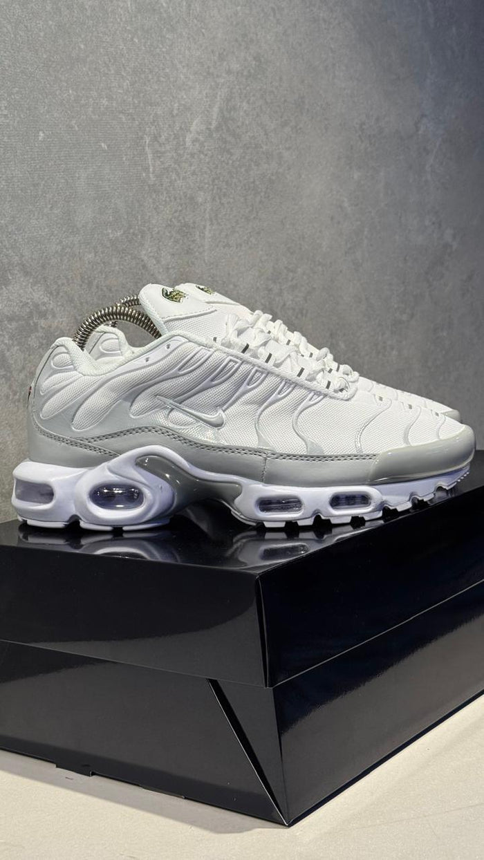 NIKE TN LACOSTE BLANCO GRIS