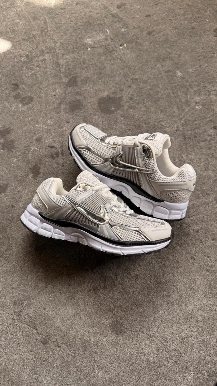 NIKE VOMERO PLATA