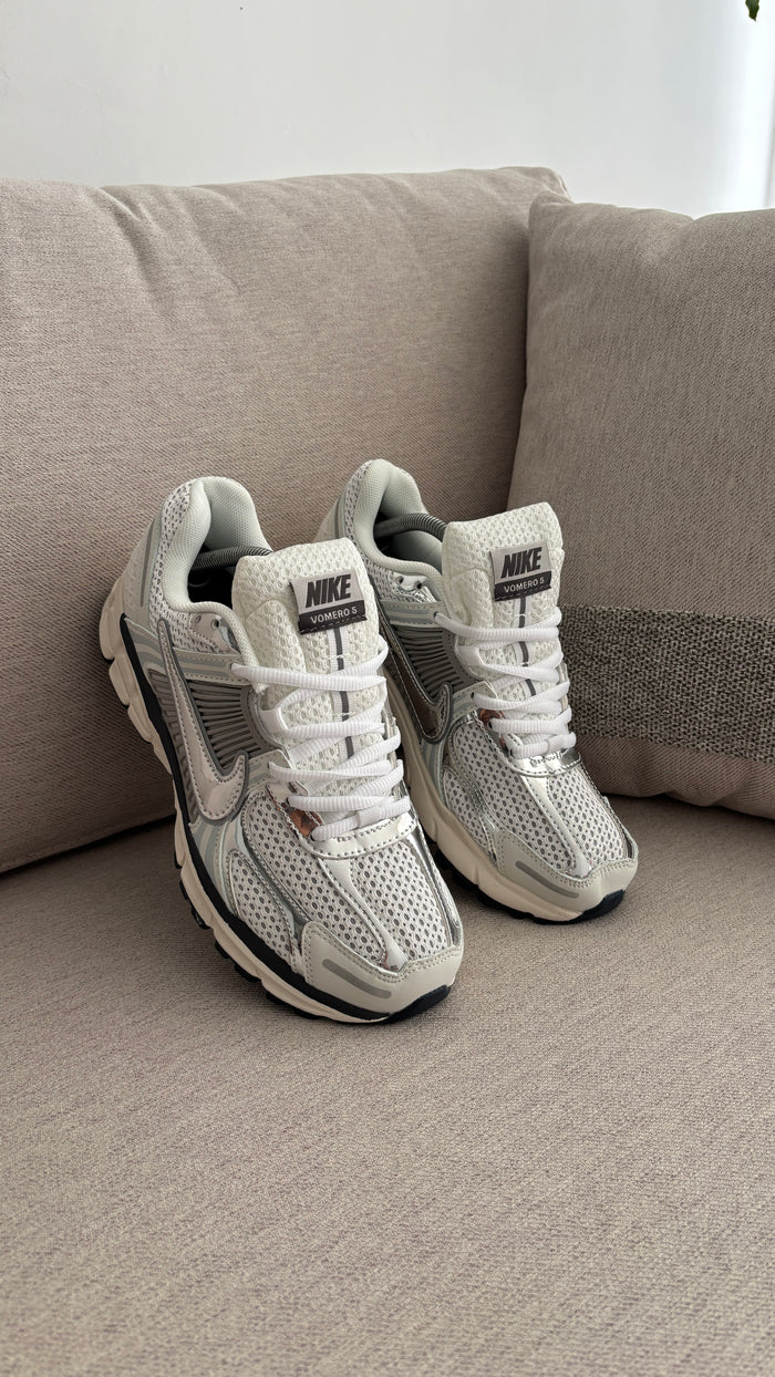 NIKE VOMERO PLATA